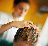 Eliminar las espinillas y granos del cuero cabelludo: Prevención y tratamiento
